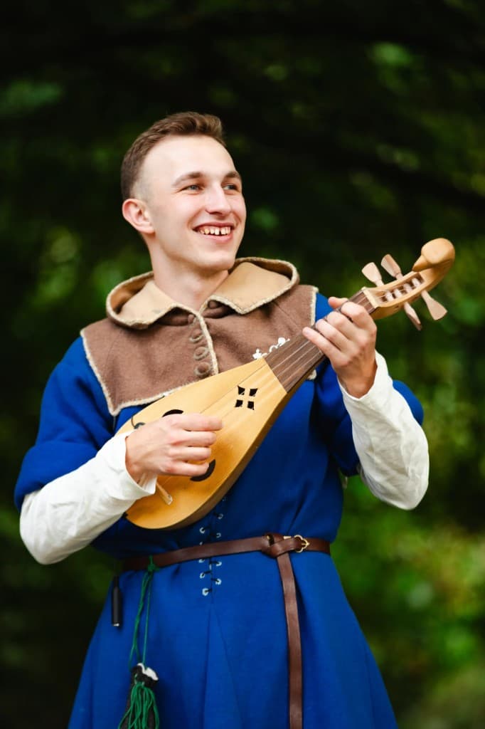 Jakub Grygiel z instrumentem historycznym, The Medievals